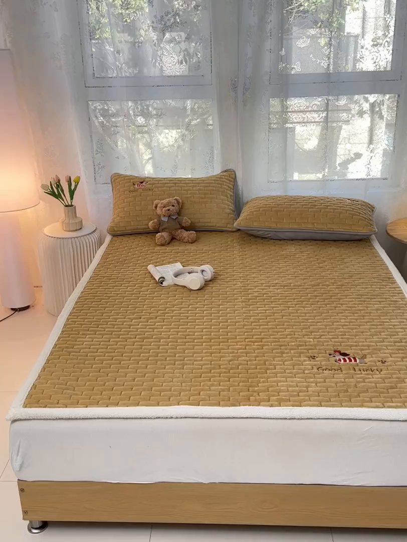 91家纺网 家纺一手货源 找家纺 恋绒家纺 2025新款加厚牛奶绒夹棉床褥床护垫床垫 幸运狗-杏黄