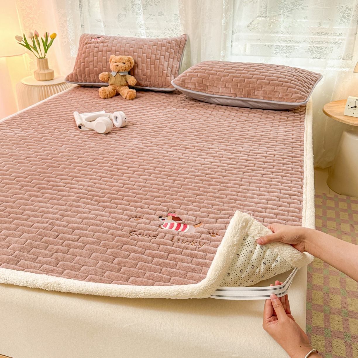 91家纺网 家纺一手货源 找家纺 恋绒家纺 2025新款加厚牛奶绒夹棉床褥床护垫床垫 幸运狗-浅咖