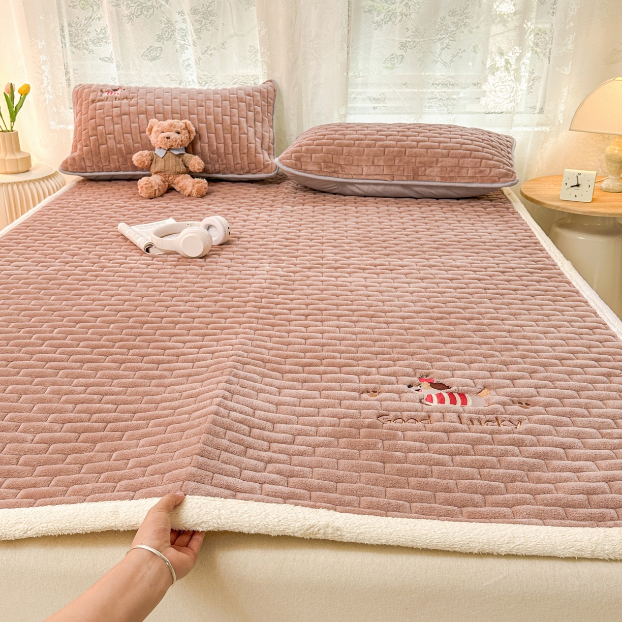 91家纺网 家纺一手货源 找家纺 恋绒家纺 2025新款加厚牛奶绒夹棉床褥床护垫床垫 幸运狗-浅咖