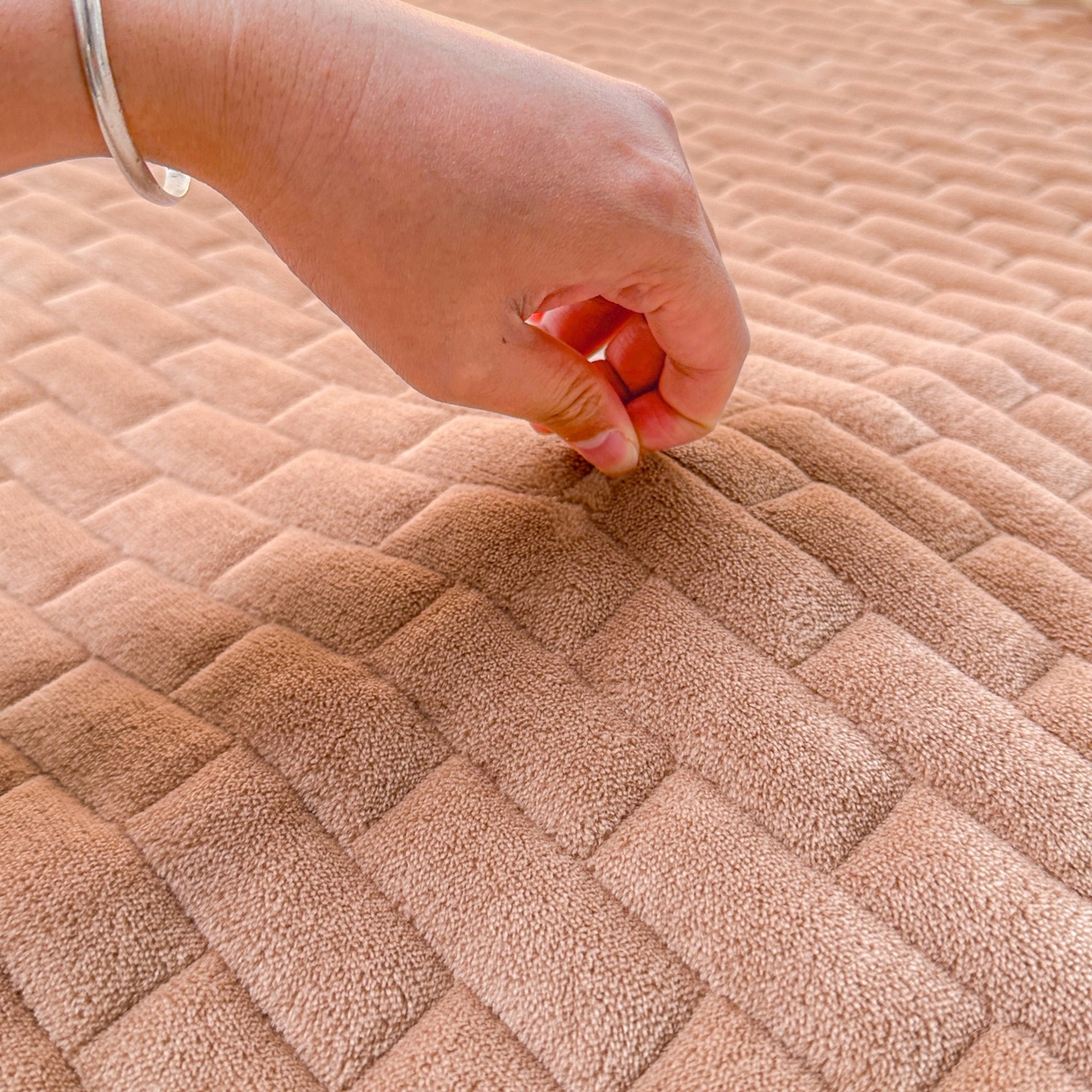 91家纺网 家纺一手货源 找家纺 恋绒家纺 2025新款加厚牛奶绒夹棉床褥床护垫床垫 幸运狗-浅咖