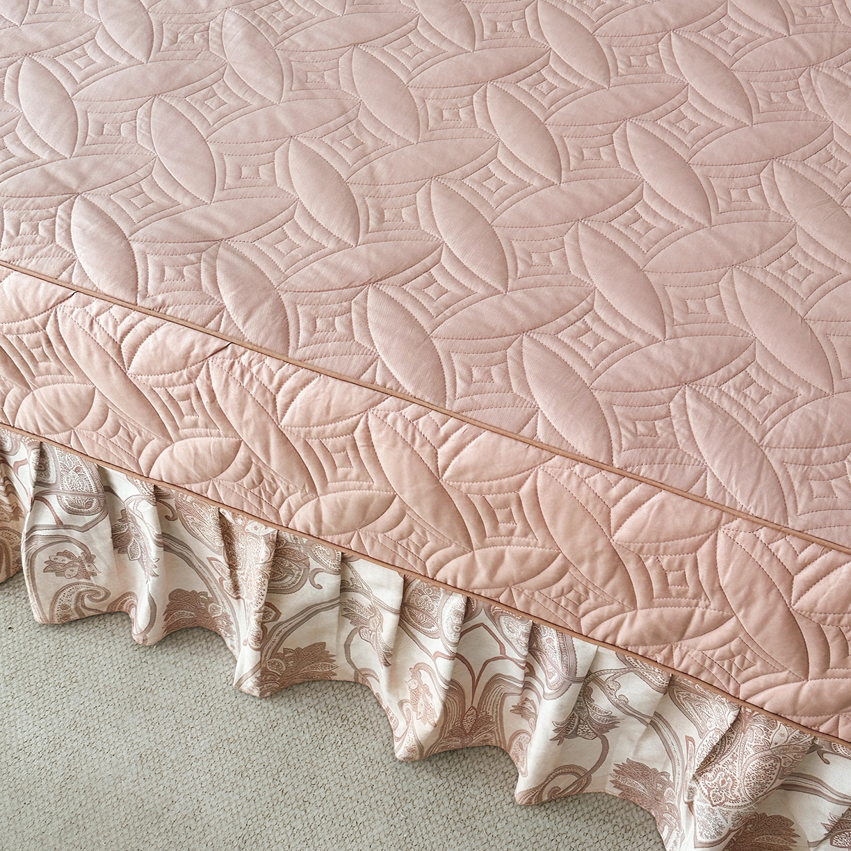 91家纺网 家纺一手货源 找家纺 （总）福丽莱家纺 2025新款高端60纯棉数码印花夹棉床裙四件套