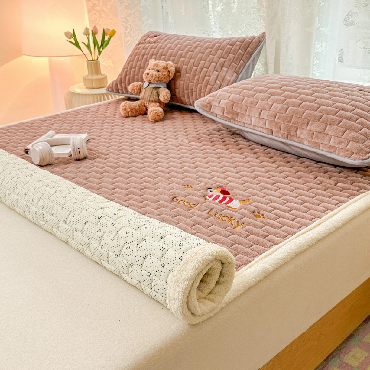 91家纺网 家纺一手货源 找家纺 恋绒家纺 2025新款加厚牛奶绒夹棉床褥床护垫床垫 幸运狗-浅咖