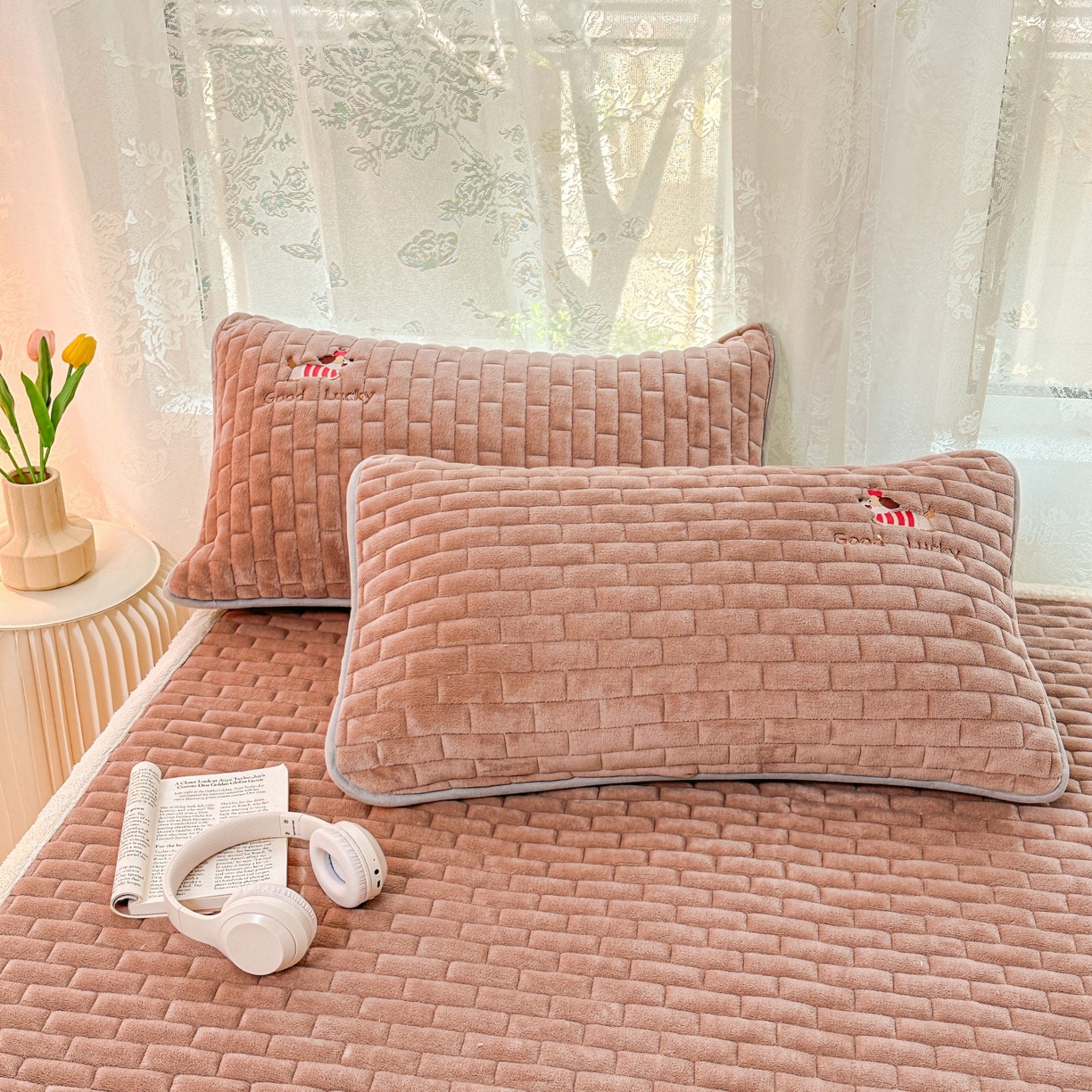 91家纺网 家纺一手货源 找家纺 恋绒家纺 2025新款加厚牛奶绒夹棉床褥床护垫床垫 幸运狗-浅咖