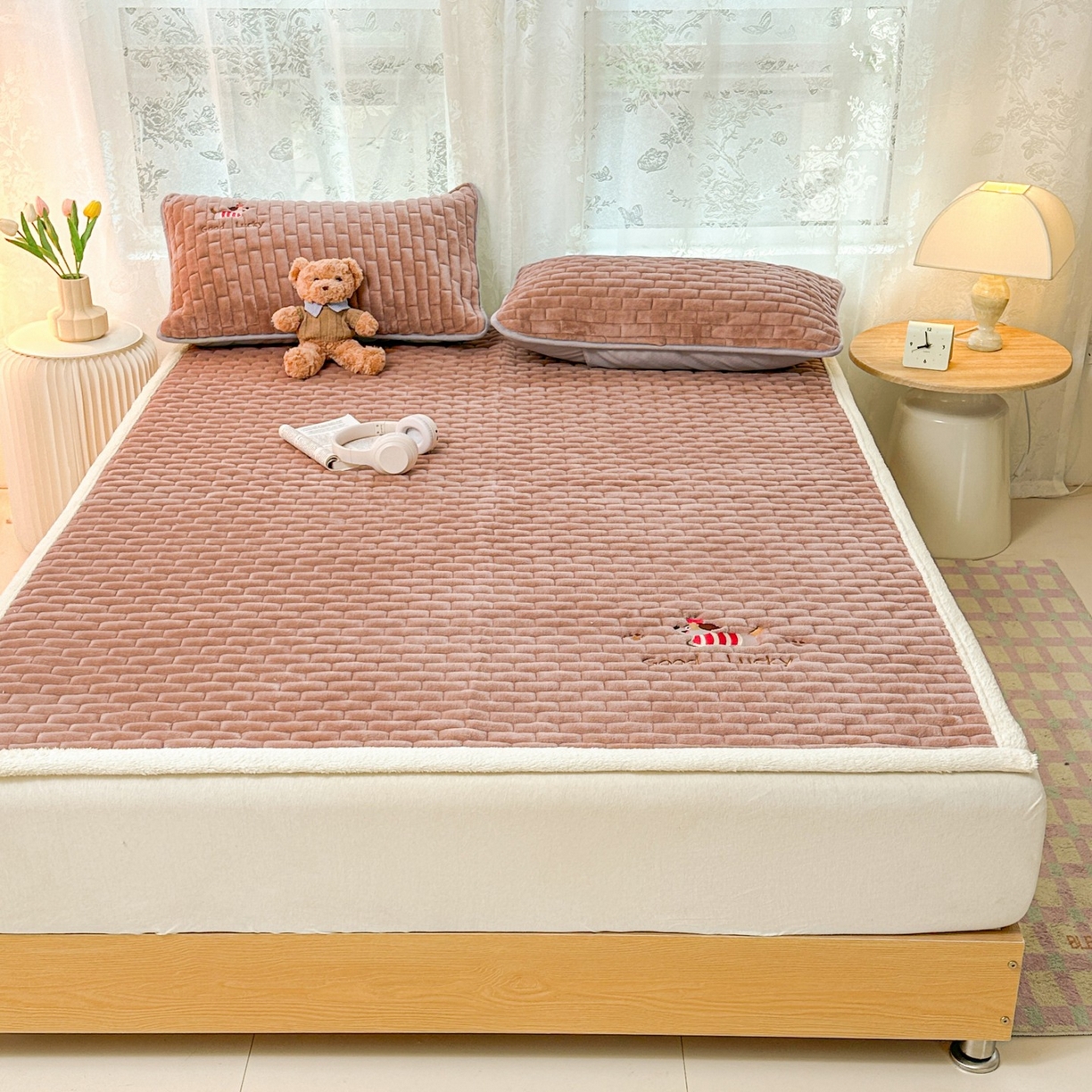 91家纺网 家纺一手货源 找家纺 恋绒家纺 2025新款加厚牛奶绒夹棉床褥床护垫床垫 幸运狗-浅咖