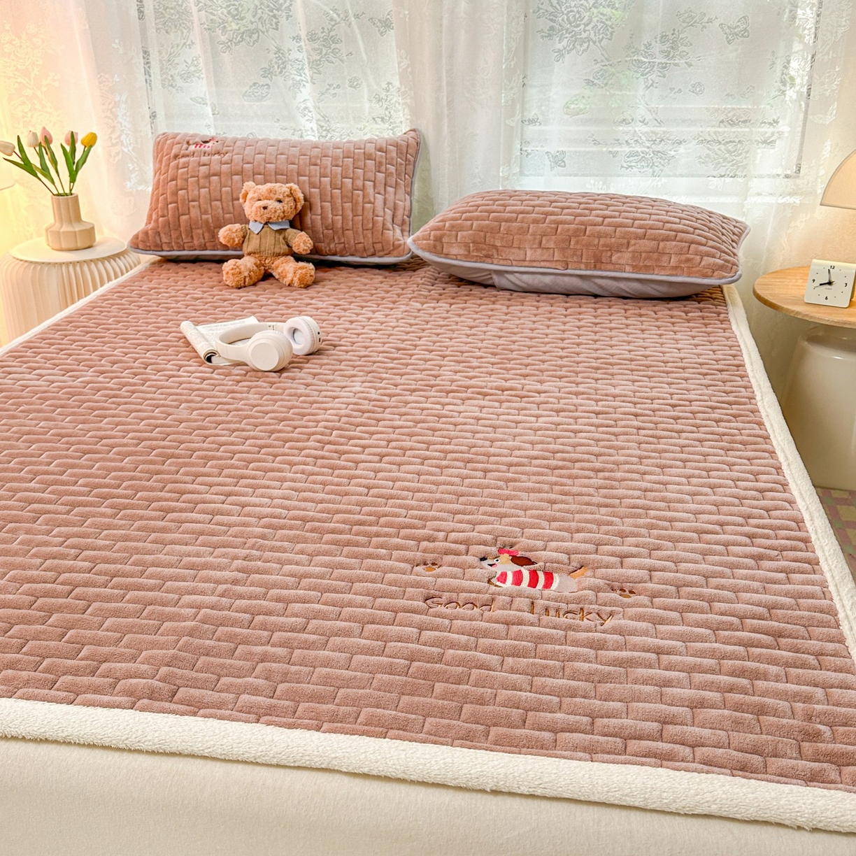 91家纺网 家纺一手货源 找家纺 恋绒家纺 2025新款加厚牛奶绒夹棉床褥床护垫床垫 幸运狗-浅咖