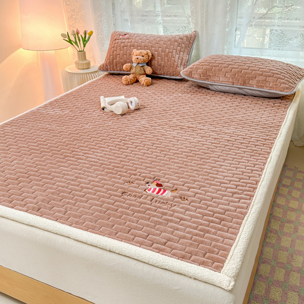 91家纺网 家纺一手货源 找家纺 恋绒家纺 2025新款加厚牛奶绒夹棉床褥床护垫床垫 幸运狗-浅咖