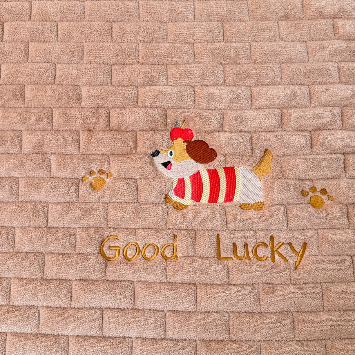 91家纺网 家纺一手货源 找家纺 恋绒家纺 2025新款加厚牛奶绒夹棉床褥床护垫床垫 幸运狗-浅咖