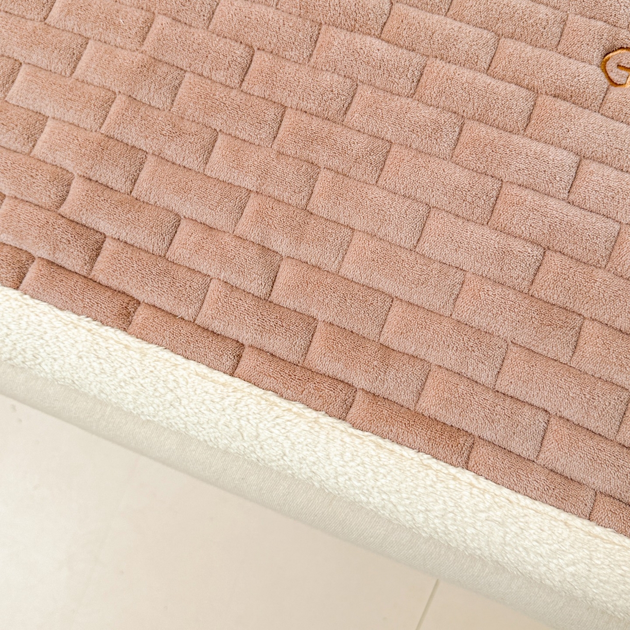 91家纺网 家纺一手货源 找家纺 恋绒家纺 2025新款加厚牛奶绒夹棉床褥床护垫床垫 幸运狗-浅咖