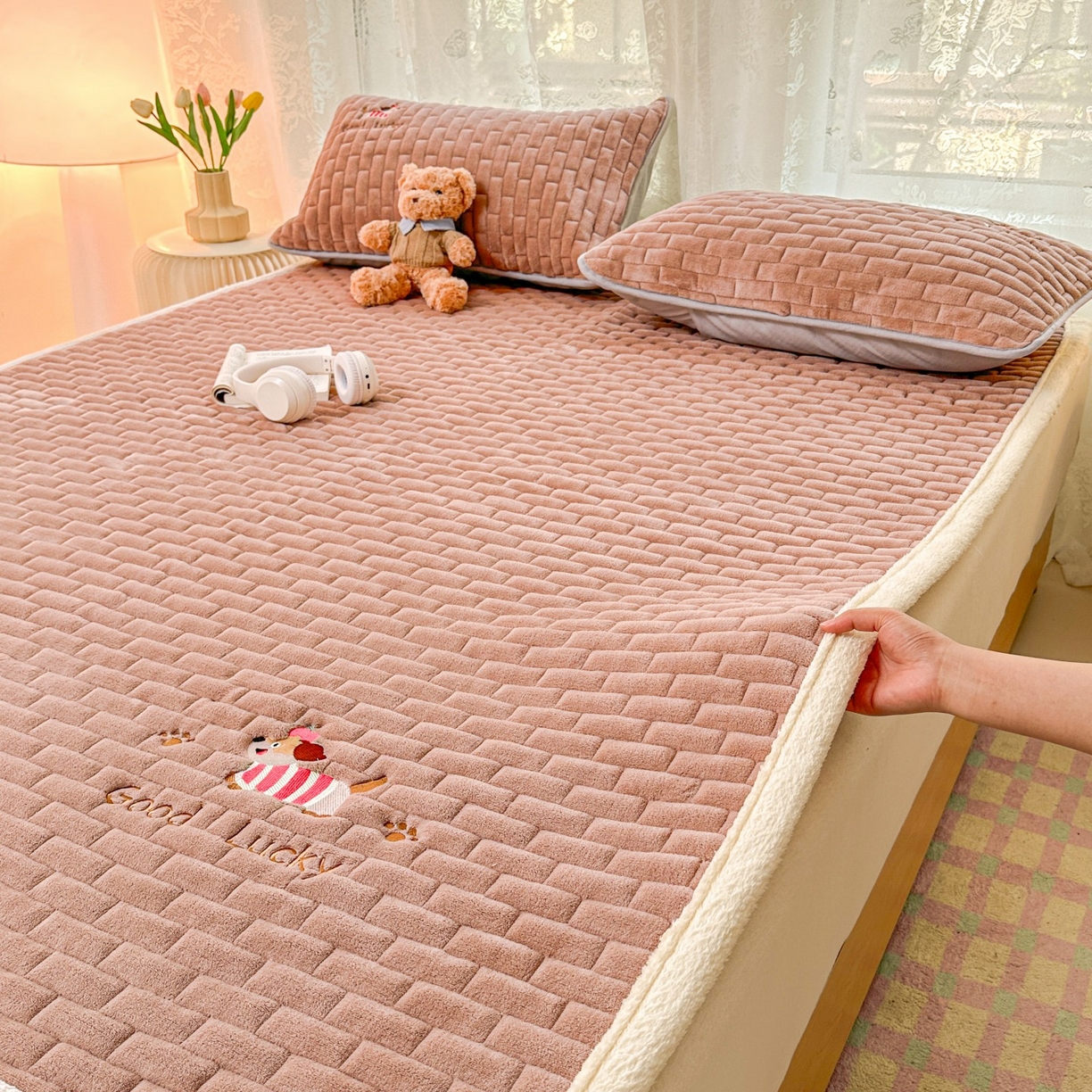 91家纺网 家纺一手货源 找家纺 恋绒家纺 2025新款加厚牛奶绒夹棉床褥床护垫床垫 幸运狗-浅咖