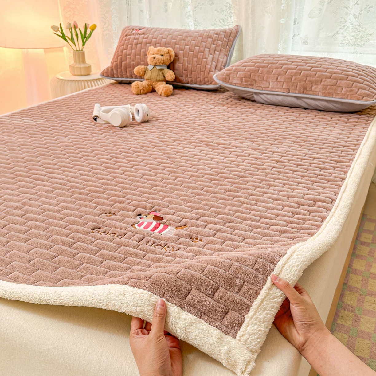 91家纺网 家纺一手货源 找家纺 恋绒家纺 2025新款加厚牛奶绒夹棉床褥床护垫床垫 幸运狗-浅咖