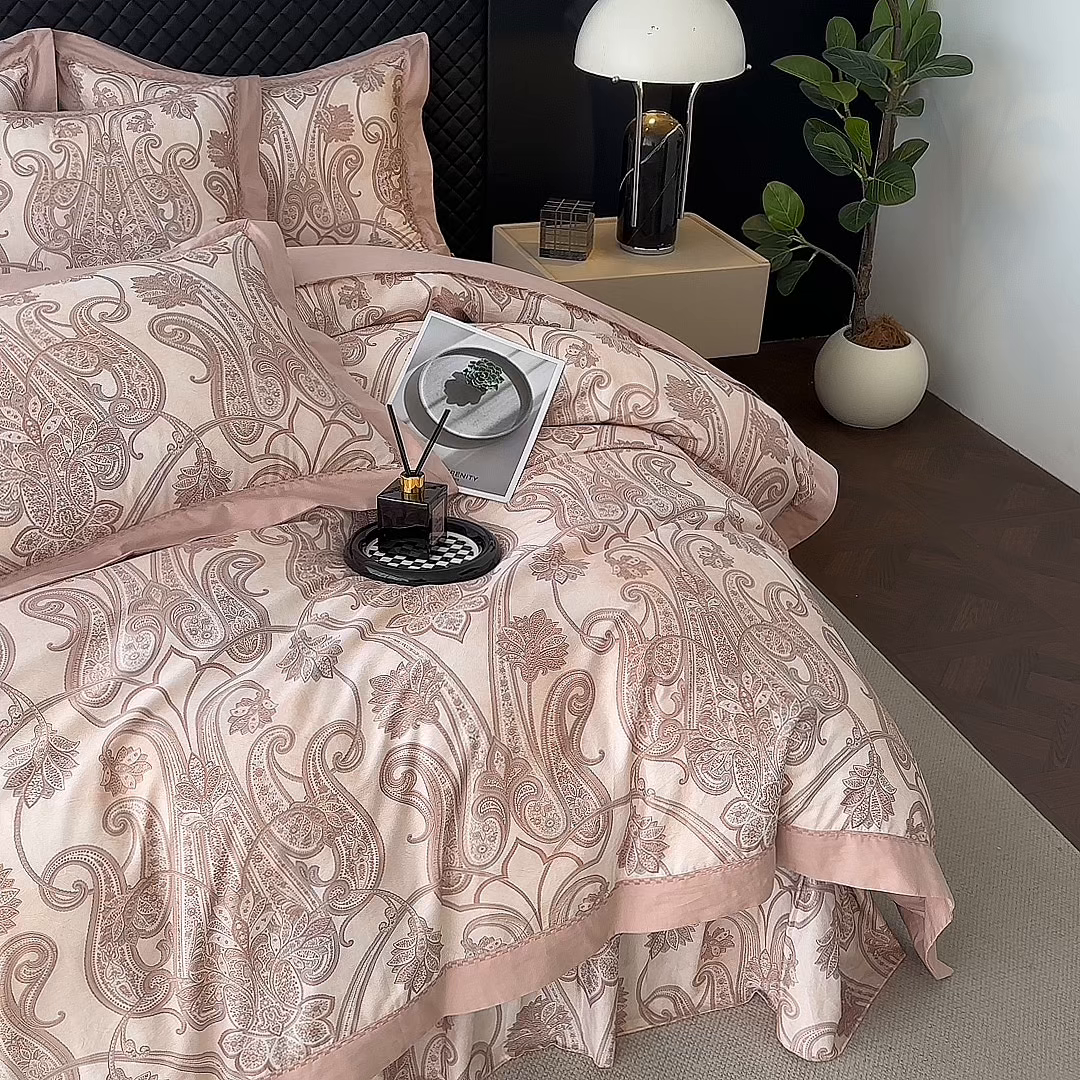 91家纺网 家纺一手货源 找家纺 （总）福丽莱家纺 2025新款高端60纯棉数码印花夹棉床裙四件套