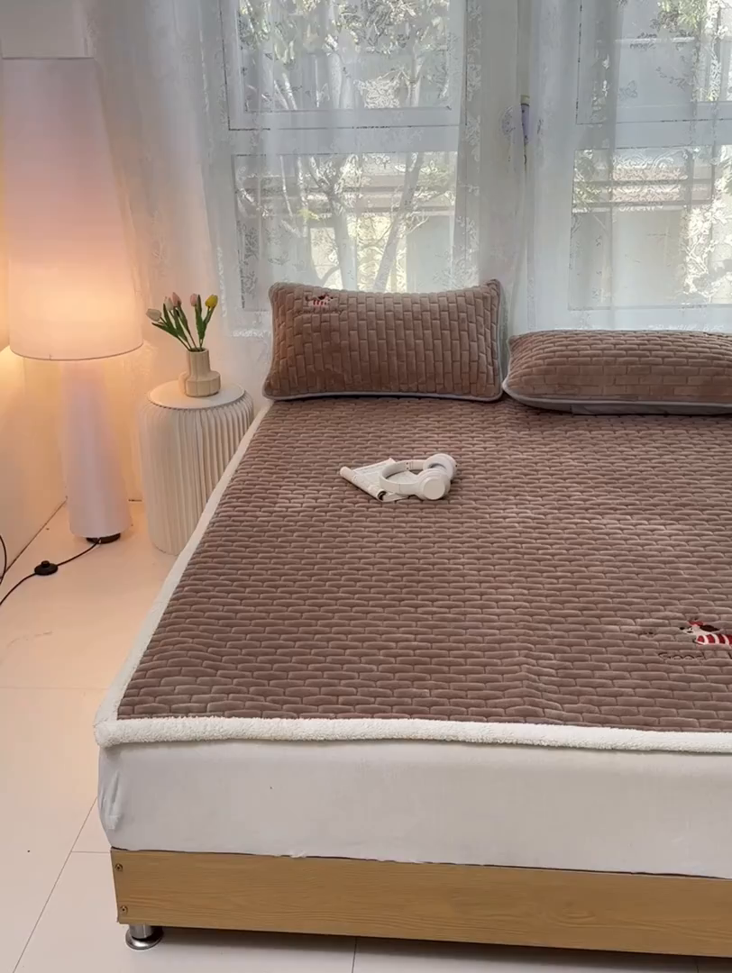 91家纺网 家纺一手货源 找家纺 恋绒家纺 2025新款加厚牛奶绒夹棉床褥床护垫床垫 幸运狗-浅咖