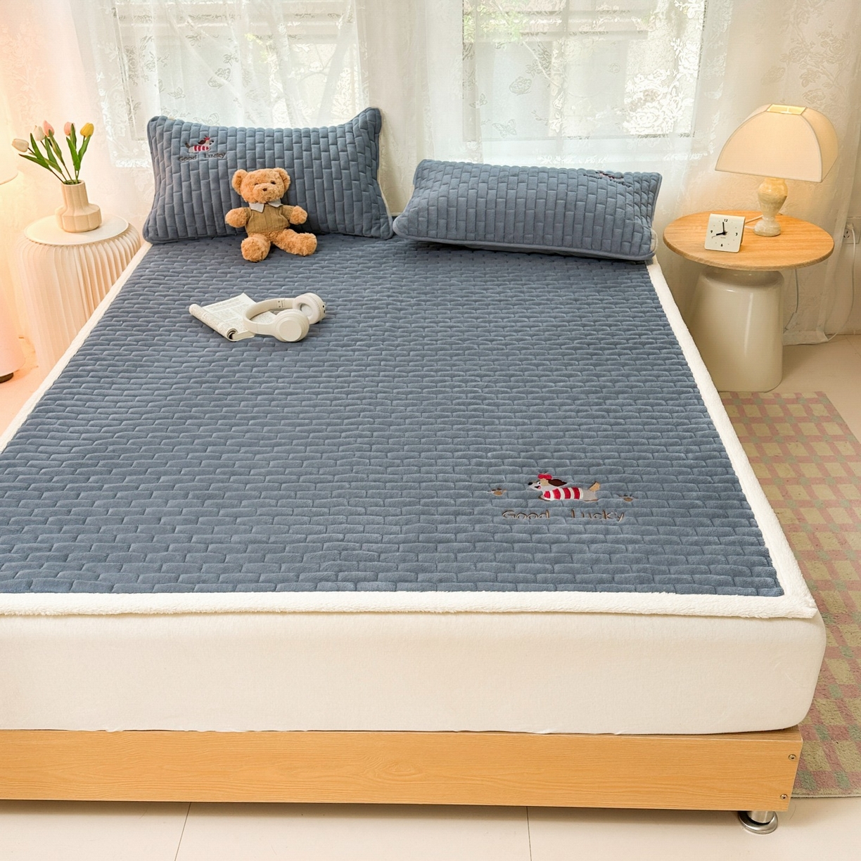 91家纺网 家纺一手货源 找家纺 恋绒家纺 2025新款加厚牛奶绒夹棉床褥床护垫床垫 幸运狗-深灰