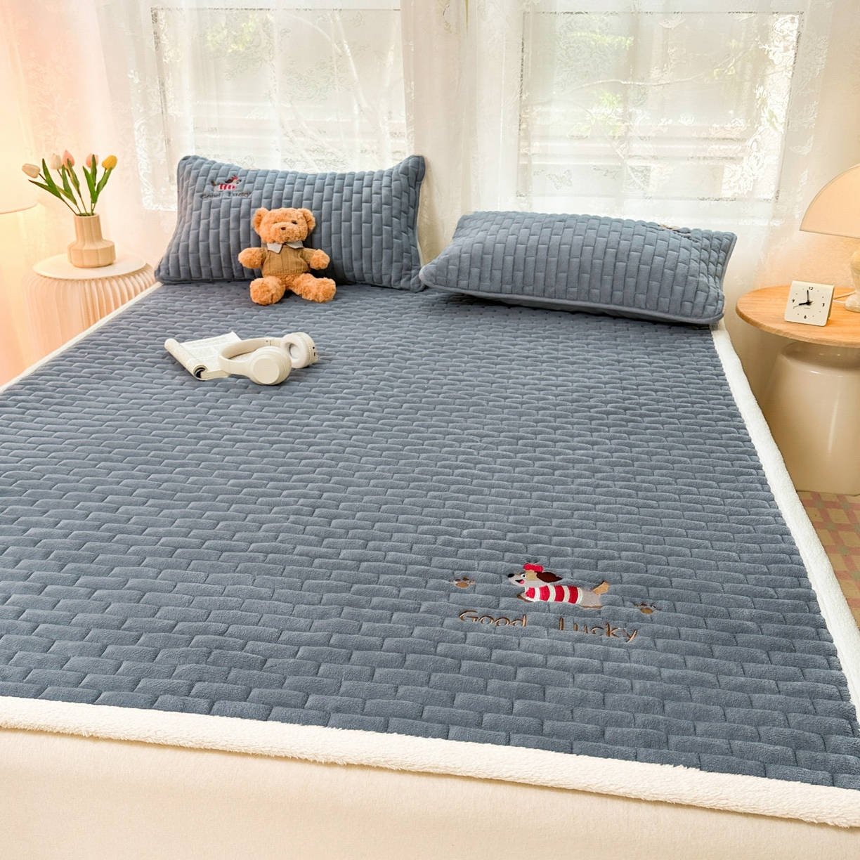 91家纺网 家纺一手货源 找家纺 恋绒家纺 2025新款加厚牛奶绒夹棉床褥床护垫床垫 幸运狗-深灰