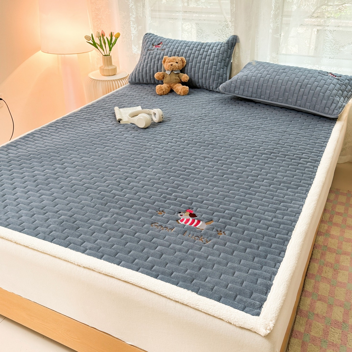 91家纺网 家纺一手货源 找家纺 恋绒家纺 2025新款加厚牛奶绒夹棉床褥床护垫床垫 幸运狗-深灰