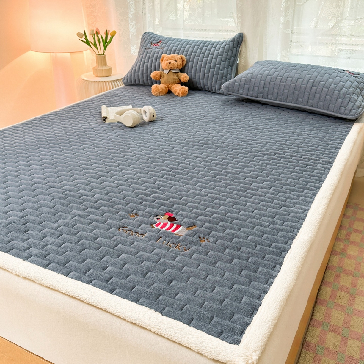 91家纺网 家纺一手货源 找家纺 恋绒家纺 2025新款加厚牛奶绒夹棉床褥床护垫床垫 幸运狗-深灰