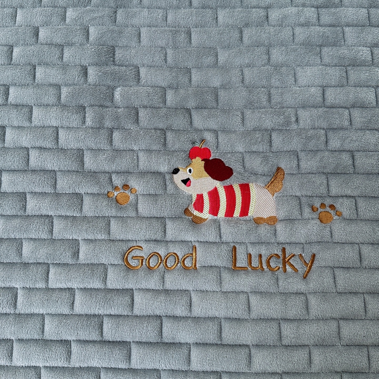 91家纺网 家纺一手货源 找家纺 恋绒家纺 2025新款加厚牛奶绒夹棉床褥床护垫床垫 幸运狗-深灰