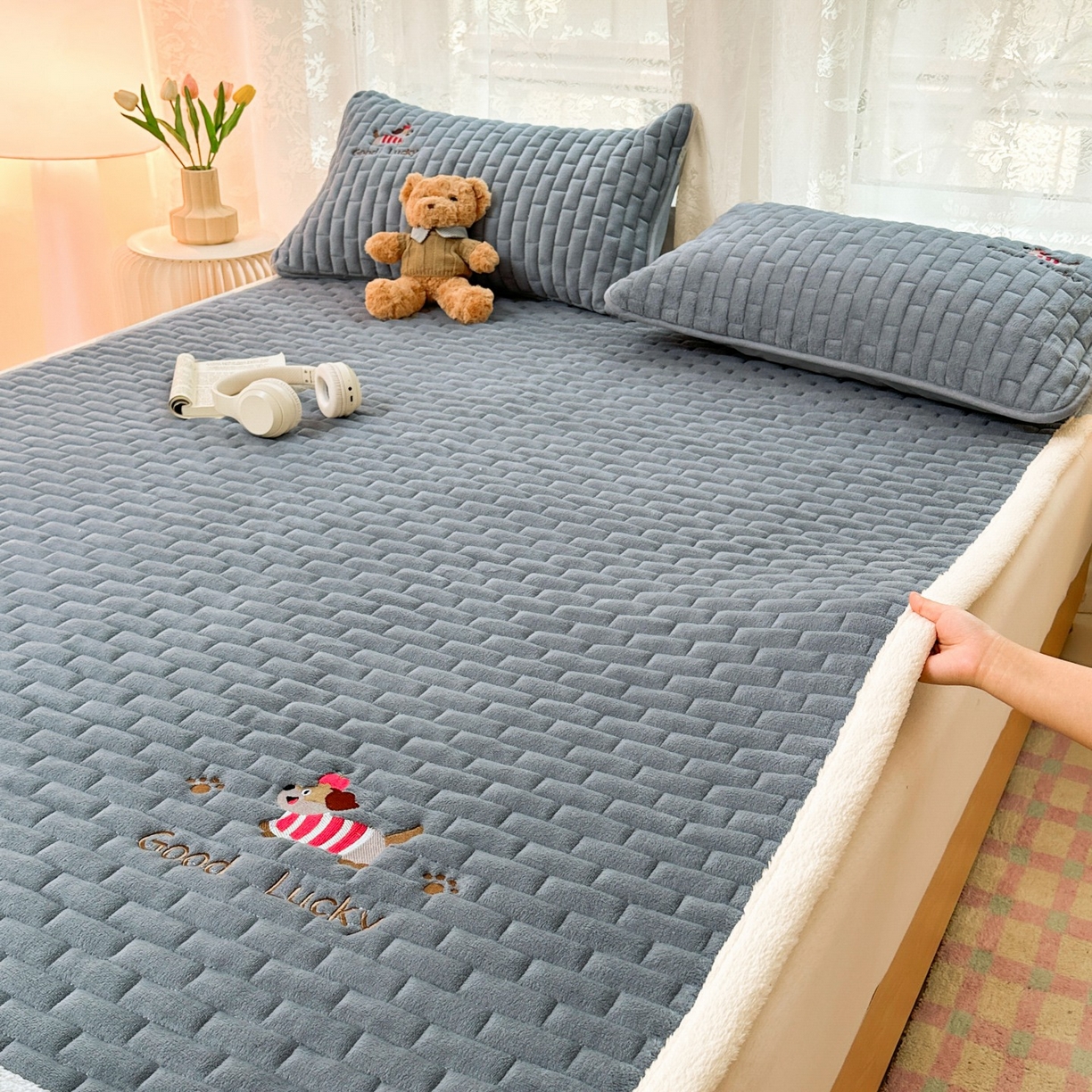 91家纺网 家纺一手货源 找家纺 恋绒家纺 2025新款加厚牛奶绒夹棉床褥床护垫床垫 幸运狗-深灰