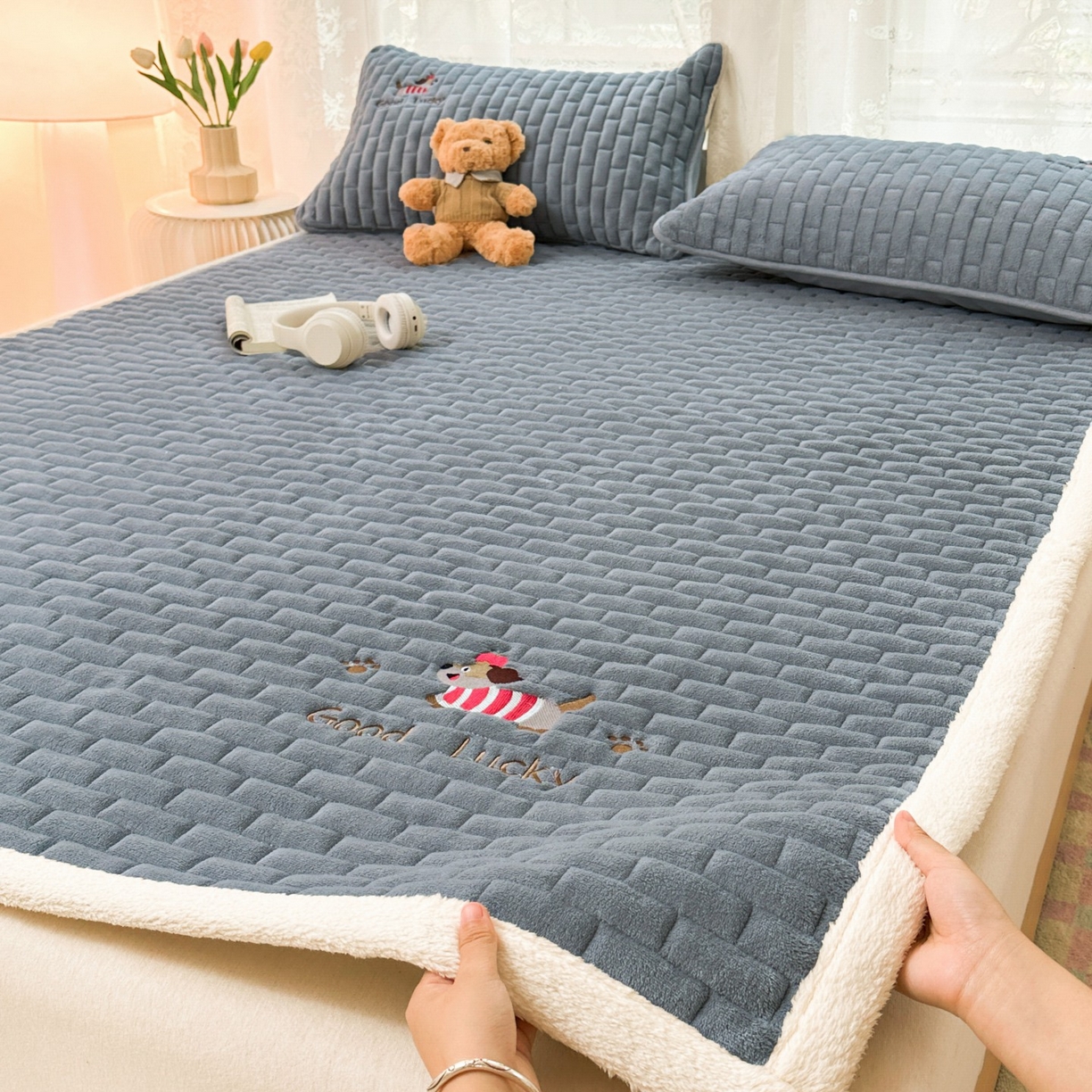 91家纺网 家纺一手货源 找家纺 恋绒家纺 2025新款加厚牛奶绒夹棉床褥床护垫床垫 幸运狗-深灰