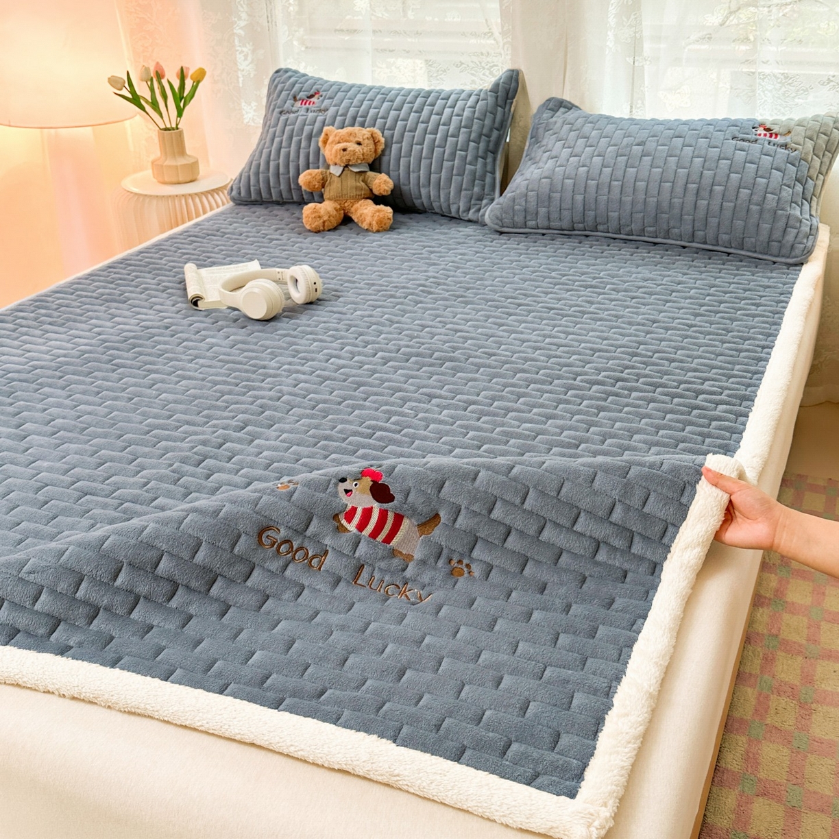 91家纺网 家纺一手货源 找家纺 恋绒家纺 2025新款加厚牛奶绒夹棉床褥床护垫床垫 幸运狗-深灰