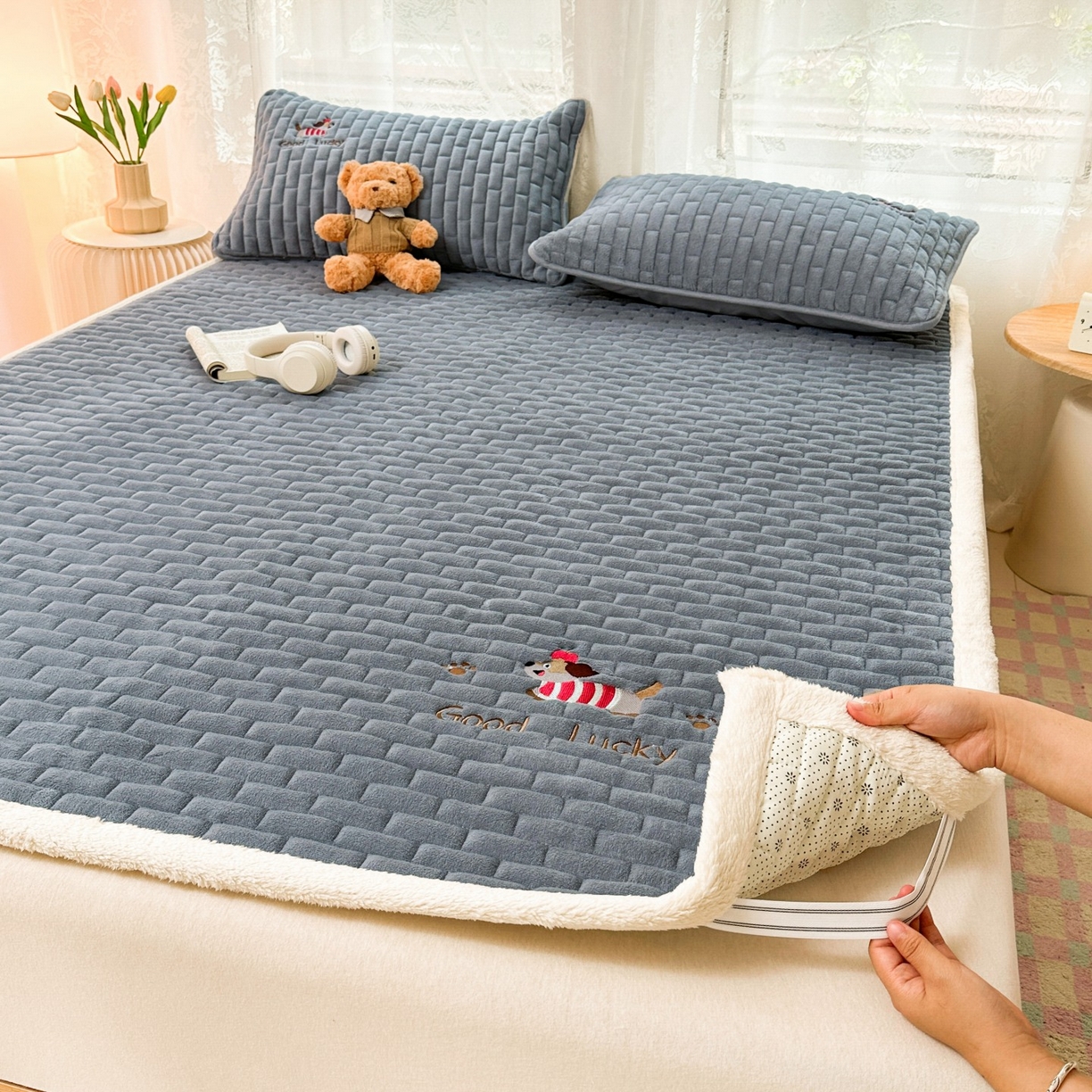 91家纺网 家纺一手货源 找家纺 恋绒家纺 2025新款加厚牛奶绒夹棉床褥床护垫床垫 幸运狗-深灰