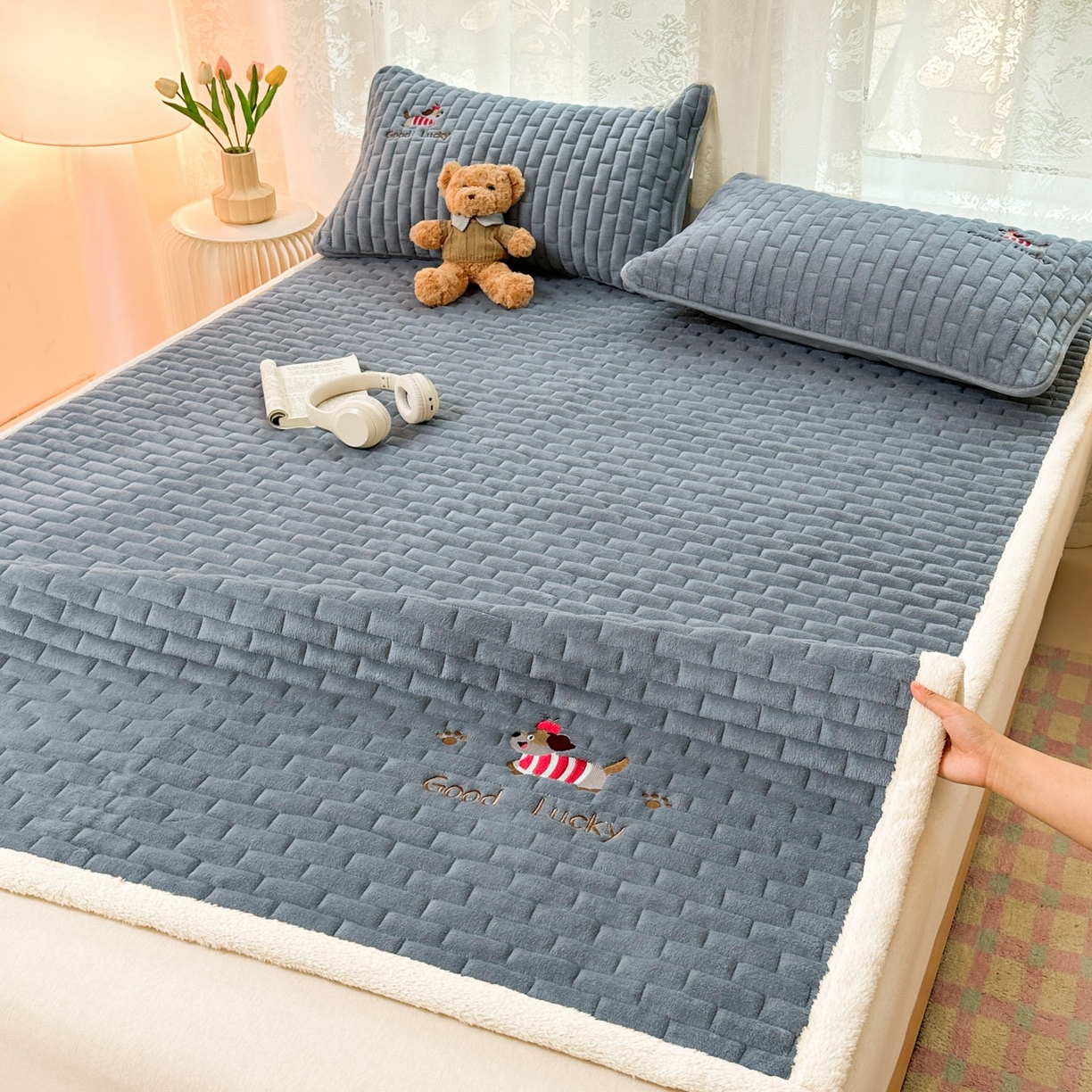 91家纺网 家纺一手货源 找家纺 恋绒家纺 2025新款加厚牛奶绒夹棉床褥床护垫床垫 幸运狗-深灰