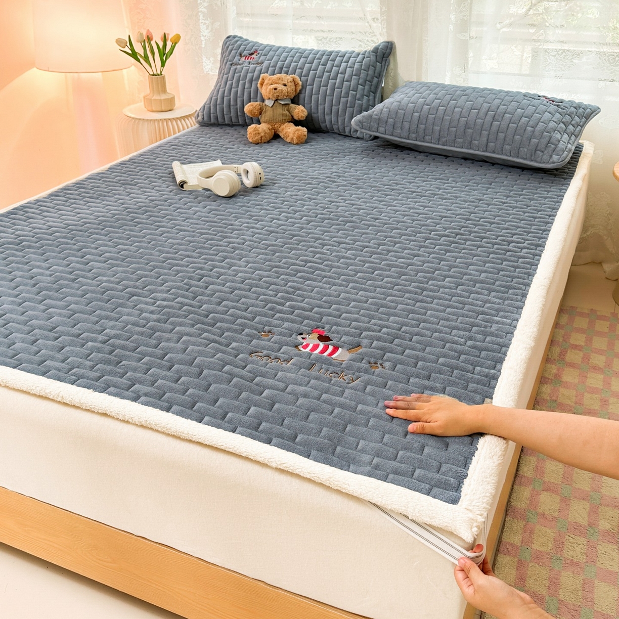 91家纺网 家纺一手货源 找家纺 恋绒家纺 2025新款加厚牛奶绒夹棉床褥床护垫床垫 幸运狗-深灰