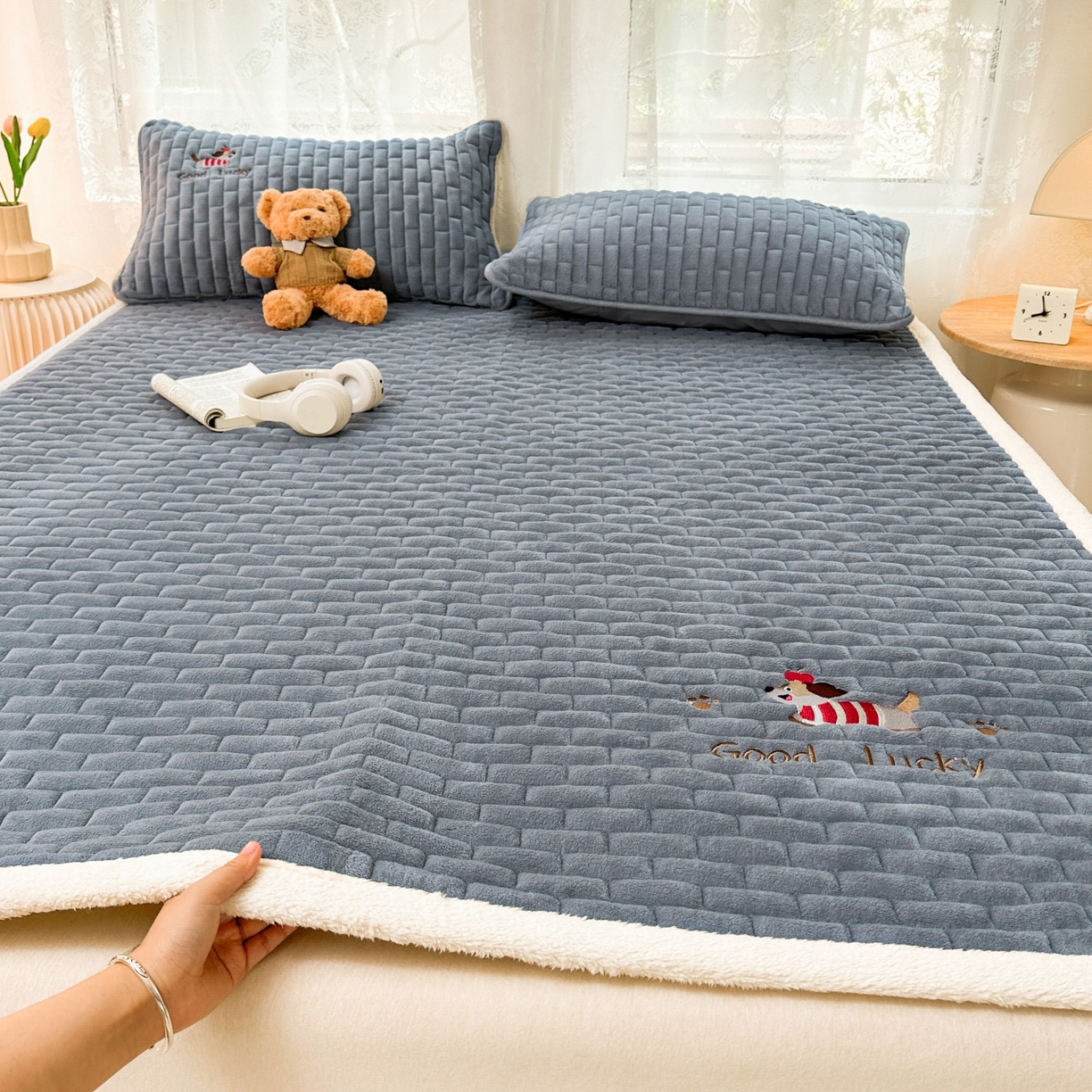91家纺网 家纺一手货源 找家纺 恋绒家纺 2025新款加厚牛奶绒夹棉床褥床护垫床垫 幸运狗-深灰
