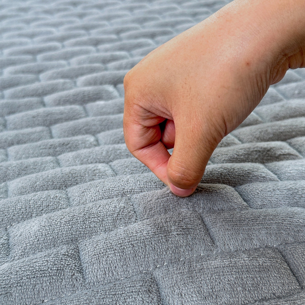 91家纺网 家纺一手货源 找家纺 恋绒家纺 2025新款加厚牛奶绒夹棉床褥床护垫床垫 幸运狗-深灰