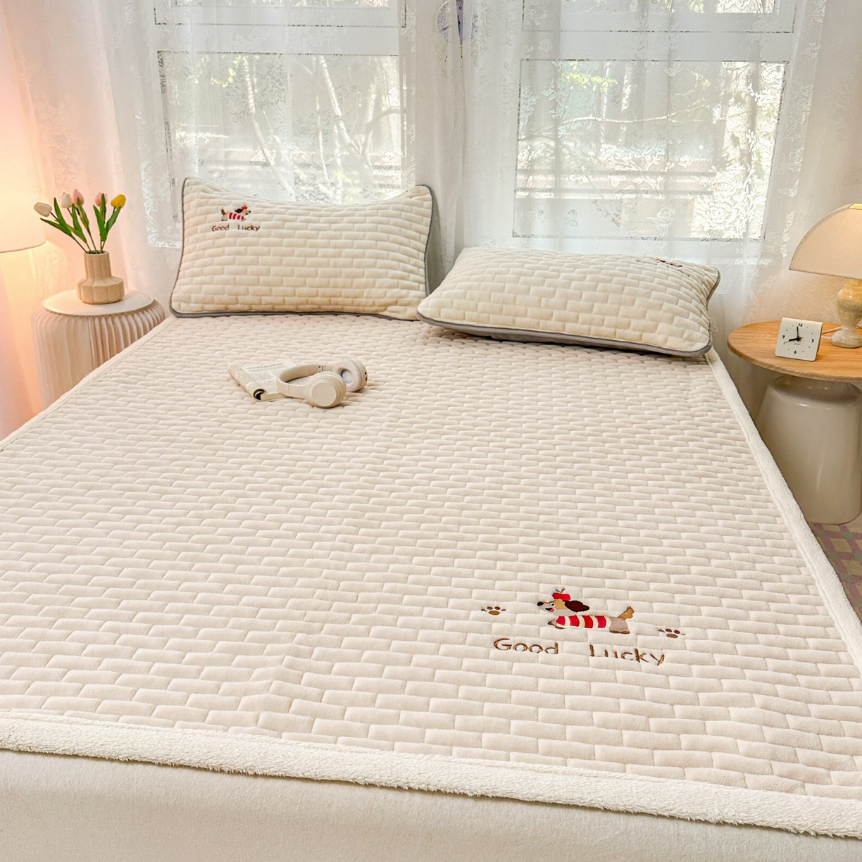 91家纺网 家纺一手货源 找家纺 恋绒家纺 2025新款加厚牛奶绒夹棉床褥床护垫床垫 幸运狗-香槟