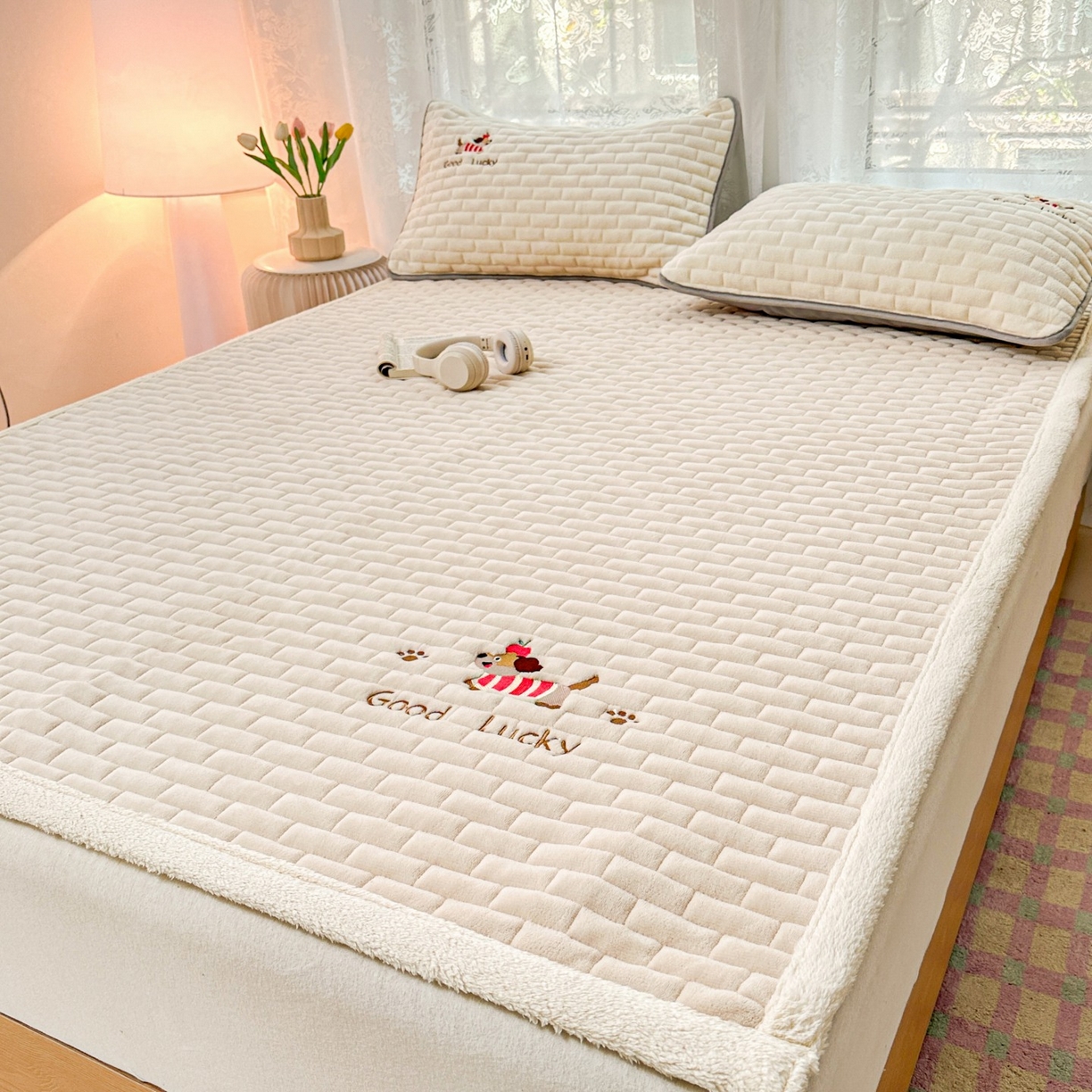 91家纺网 家纺一手货源 找家纺 恋绒家纺 2025新款加厚牛奶绒夹棉床褥床护垫床垫 幸运狗-香槟