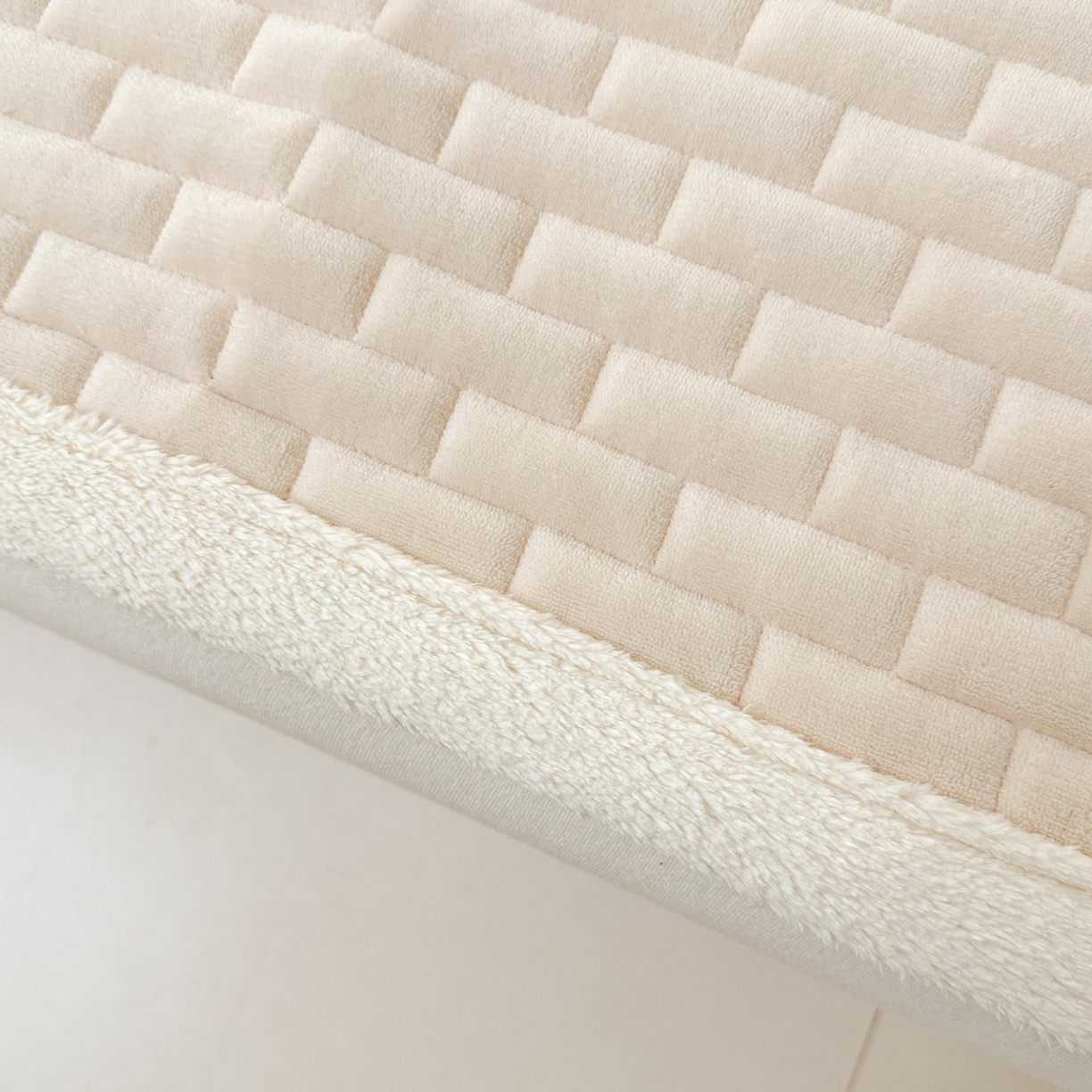 91家纺网 家纺一手货源 找家纺 恋绒家纺 2025新款加厚牛奶绒夹棉床褥床护垫床垫 幸运狗-香槟