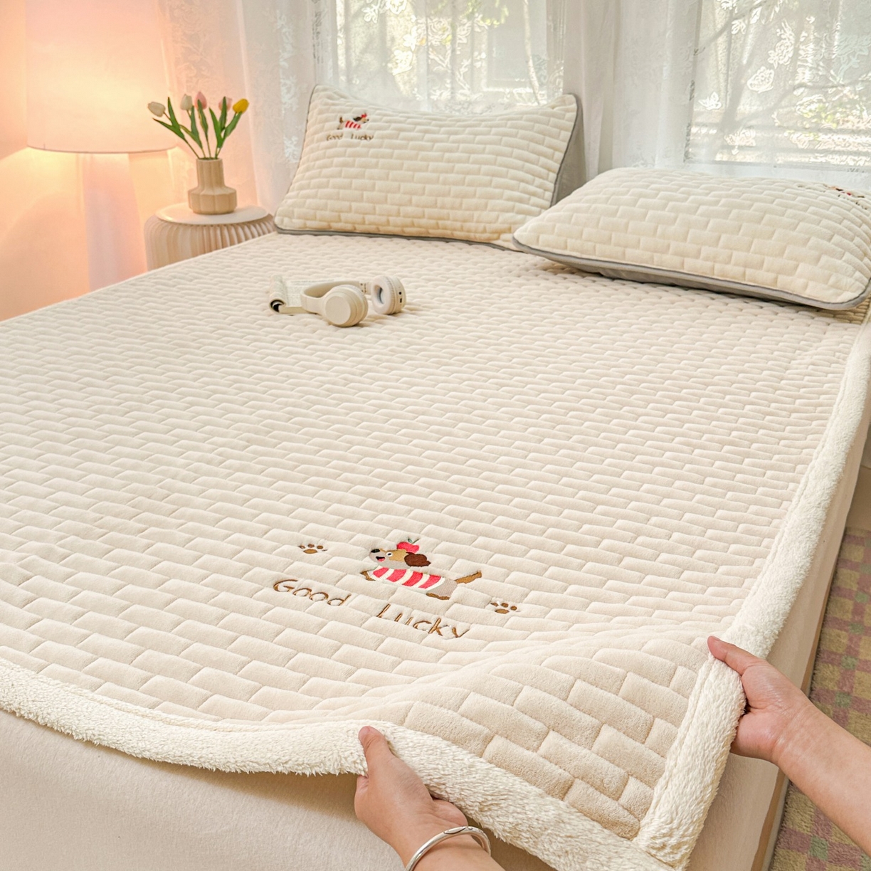 91家纺网 家纺一手货源 找家纺 恋绒家纺 2025新款加厚牛奶绒夹棉床褥床护垫床垫 幸运狗-香槟