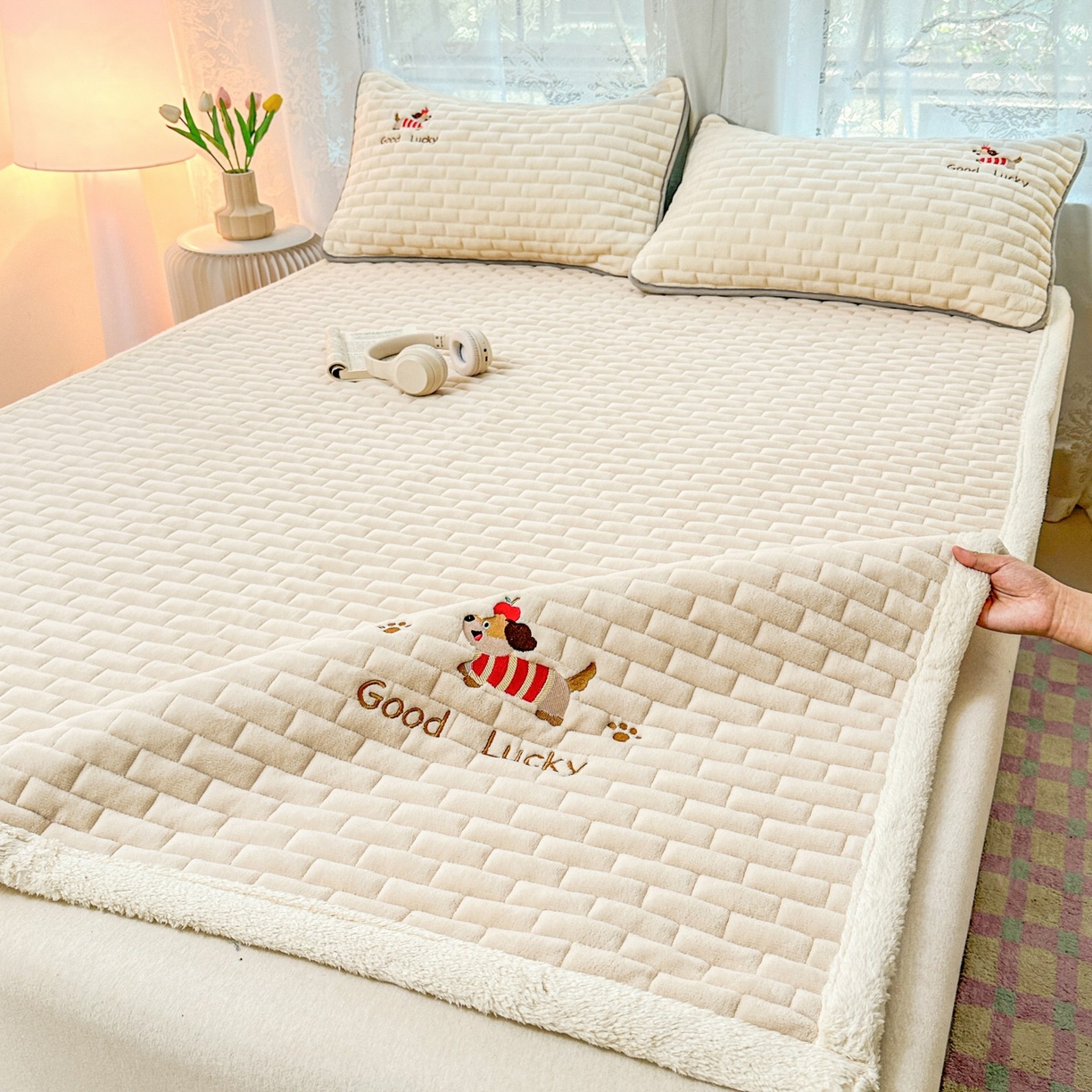 91家纺网 家纺一手货源 找家纺 恋绒家纺 2025新款加厚牛奶绒夹棉床褥床护垫床垫 幸运狗-香槟