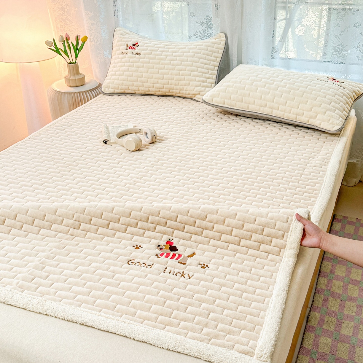 91家纺网 家纺一手货源 找家纺 恋绒家纺 2025新款加厚牛奶绒夹棉床褥床护垫床垫 幸运狗-香槟