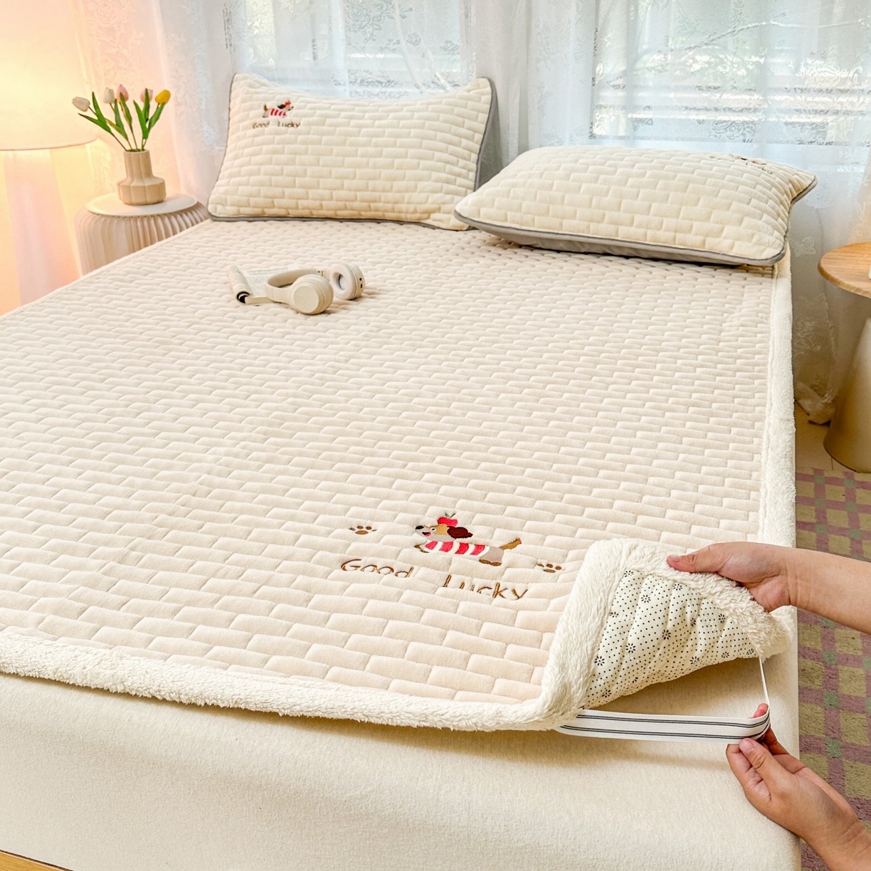 91家纺网 家纺一手货源 找家纺 恋绒家纺 2025新款加厚牛奶绒夹棉床褥床护垫床垫 幸运狗-香槟