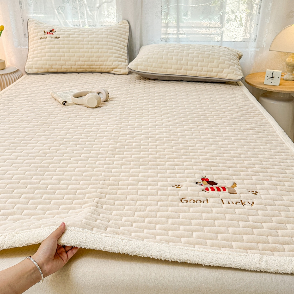 91家纺网 家纺一手货源 找家纺 恋绒家纺 2025新款加厚牛奶绒夹棉床褥床护垫床垫 幸运狗-香槟