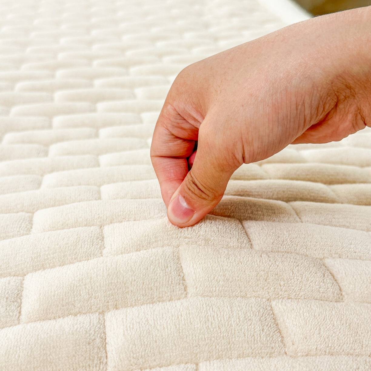 91家纺网 家纺一手货源 找家纺 恋绒家纺 2025新款加厚牛奶绒夹棉床褥床护垫床垫 幸运狗-香槟