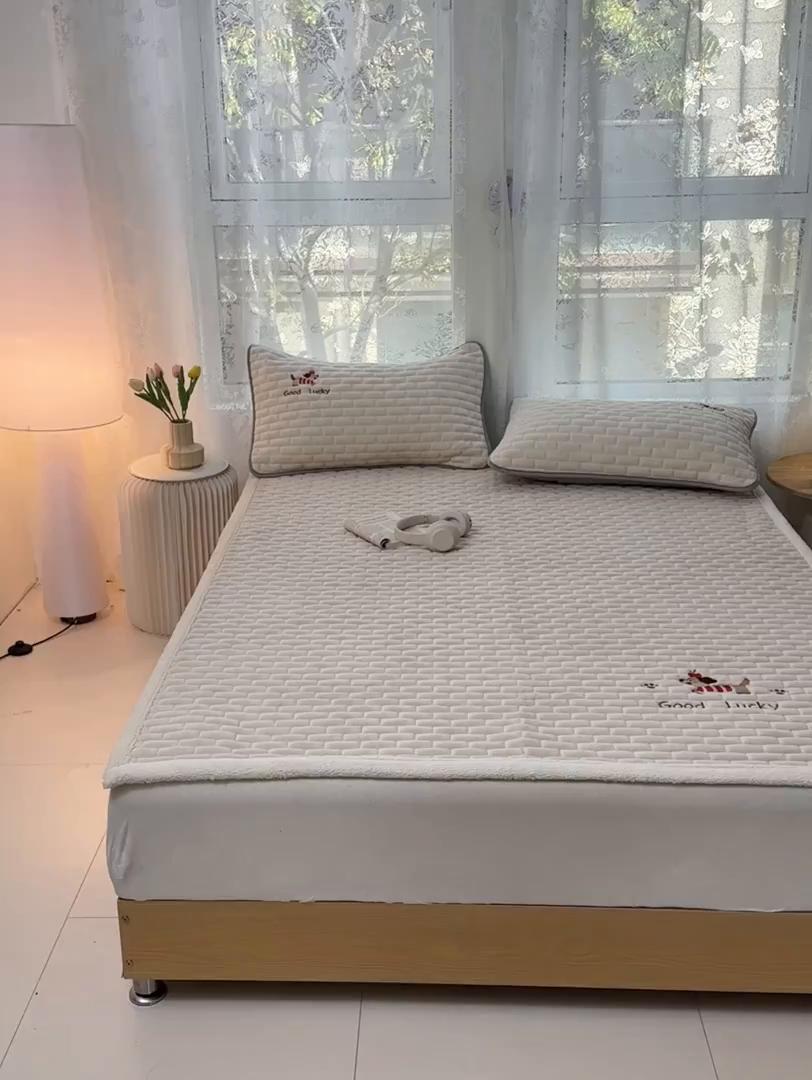 91家纺网 家纺一手货源 找家纺 恋绒家纺 2025新款加厚牛奶绒夹棉床褥床护垫床垫 幸运狗-香槟