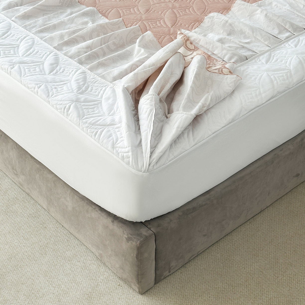 91家纺网 家纺一手货源 找家纺 福丽莱家纺 2025新款高端60纯棉数码印花夹棉床裙四件套 朵伊-粉咖