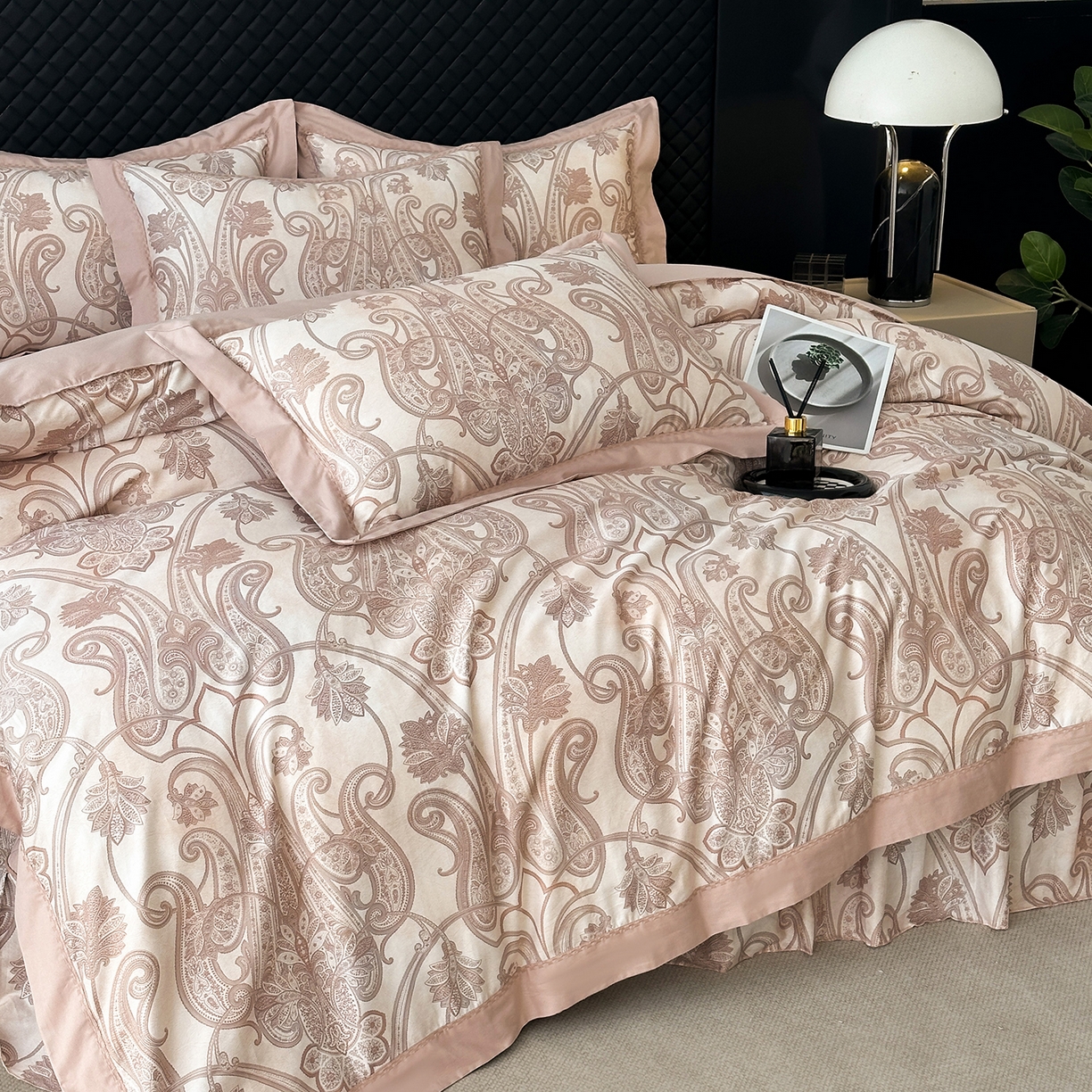 91家纺网 家纺一手货源 找家纺 福丽莱家纺 2025新款高端60纯棉数码印花夹棉床裙四件套 朵伊-粉咖