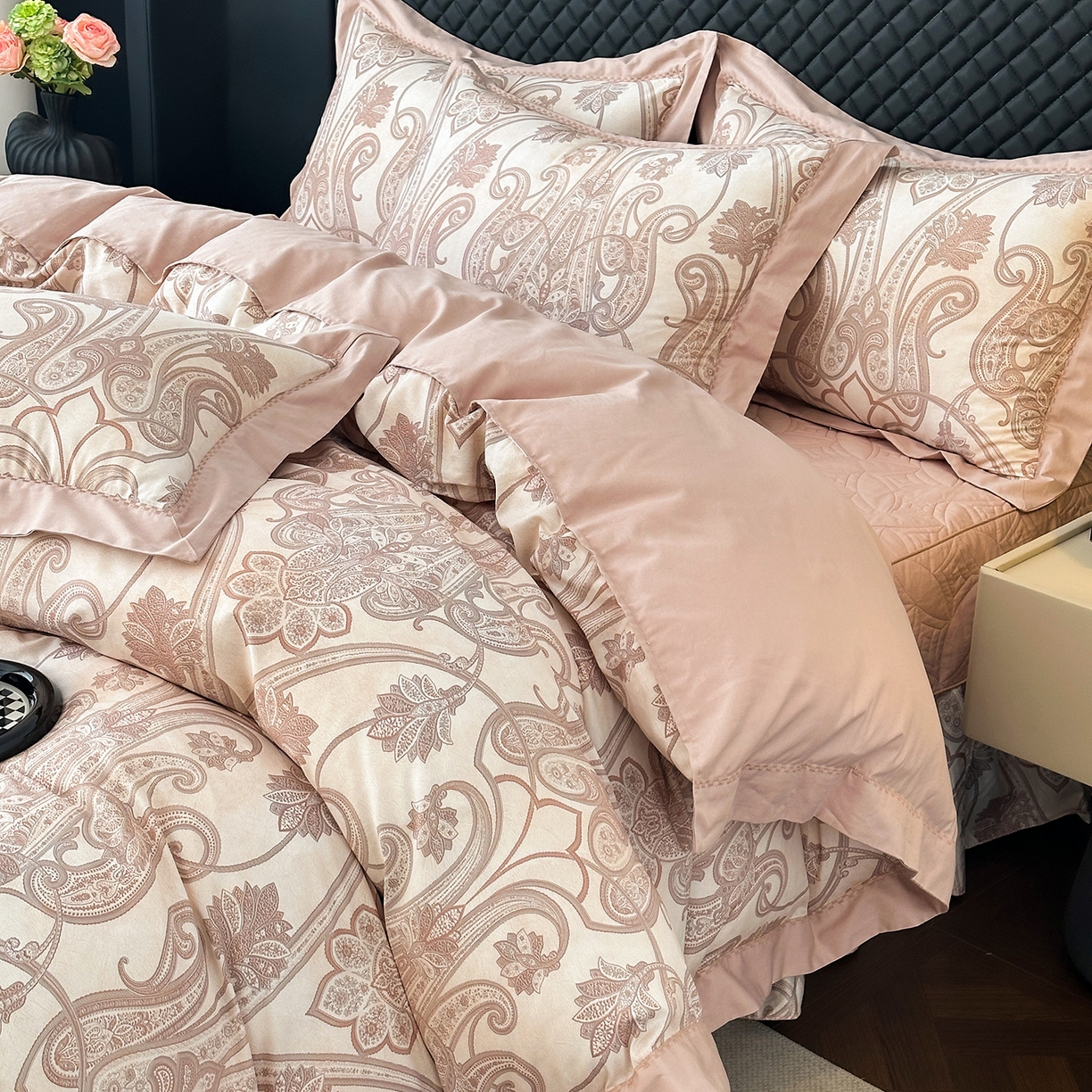 91家纺网 家纺一手货源 找家纺 福丽莱家纺 2025新款高端60纯棉数码印花夹棉床裙四件套 朵伊-粉咖