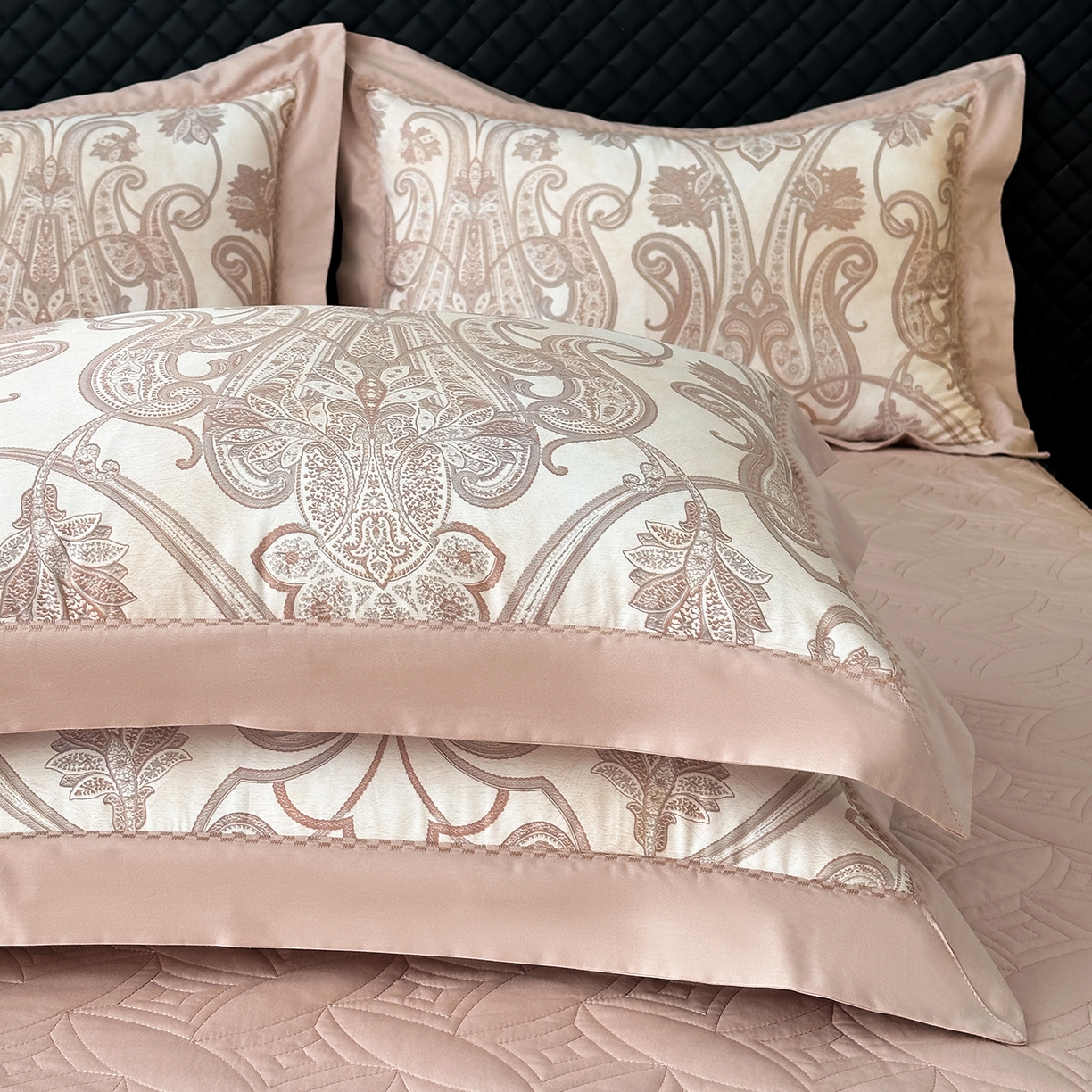 91家纺网 家纺一手货源 找家纺 福丽莱家纺 2025新款高端60纯棉数码印花夹棉床裙四件套 朵伊-粉咖