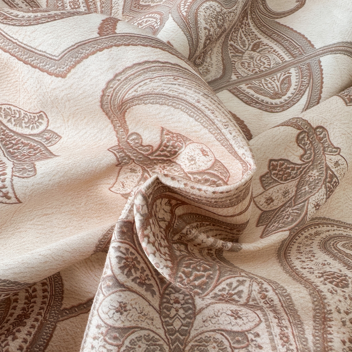 91家纺网 家纺一手货源 找家纺 福丽莱家纺 2025新款高端60纯棉数码印花夹棉床裙四件套 朵伊-粉咖