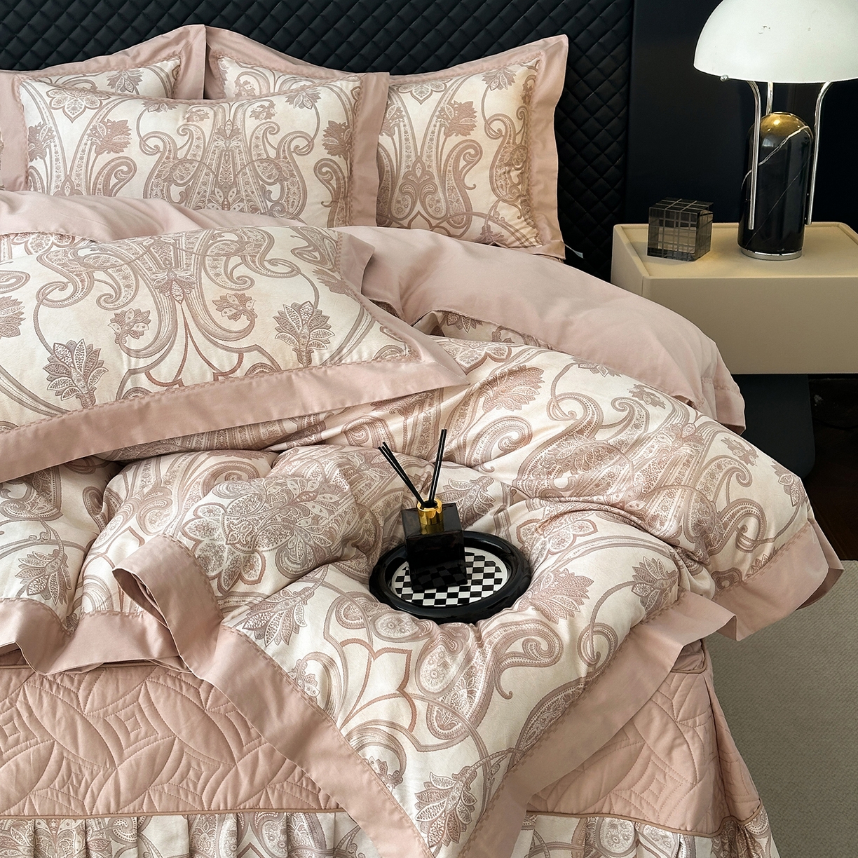 91家纺网 家纺一手货源 找家纺 福丽莱家纺 2025新款高端60纯棉数码印花夹棉床裙四件套 朵伊-粉咖