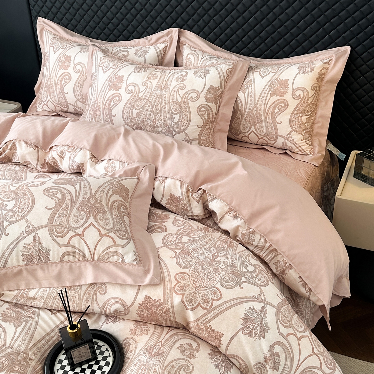 91家纺网 家纺一手货源 找家纺 福丽莱家纺 2025新款高端60纯棉数码印花夹棉床裙四件套 朵伊-粉咖