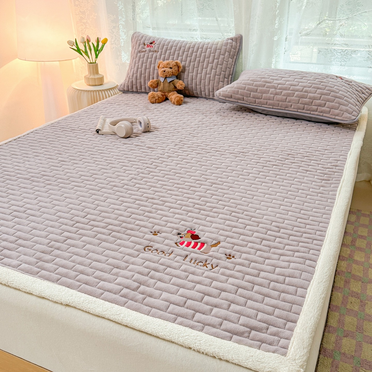 91家纺网 家纺一手货源 找家纺 恋绒家纺 2025新款加厚牛奶绒夹棉床褥床护垫床垫 幸运狗-银灰