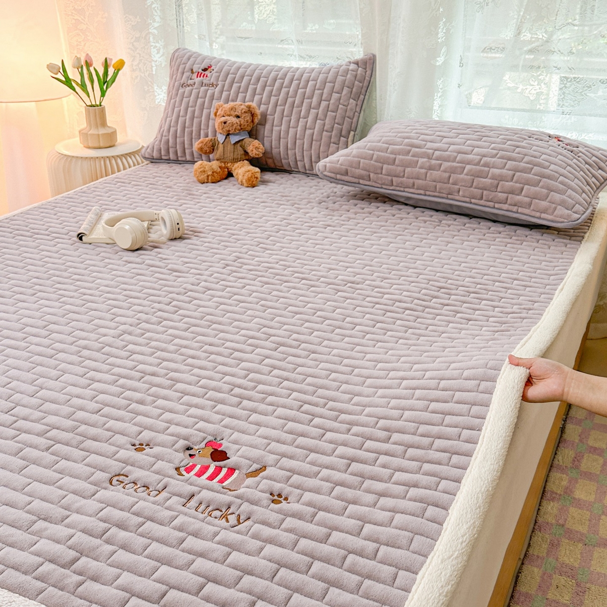 91家纺网 家纺一手货源 找家纺 恋绒家纺 2025新款加厚牛奶绒夹棉床褥床护垫床垫 幸运狗-银灰