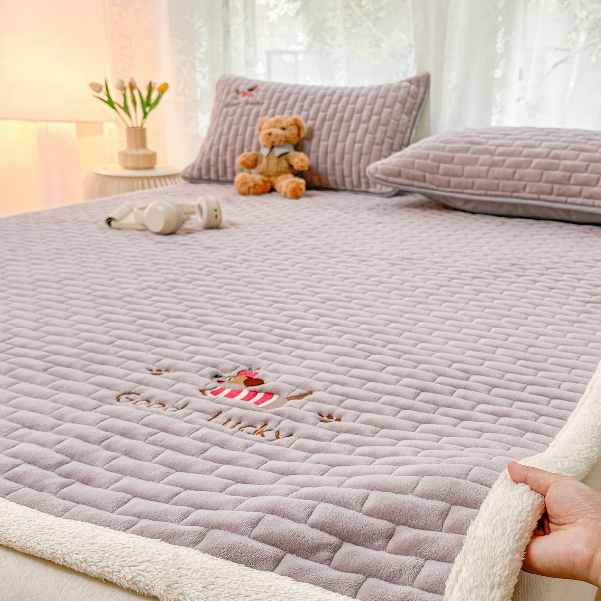 91家纺网 家纺一手货源 找家纺 恋绒家纺 2025新款加厚牛奶绒夹棉床褥床护垫床垫 幸运狗-银灰