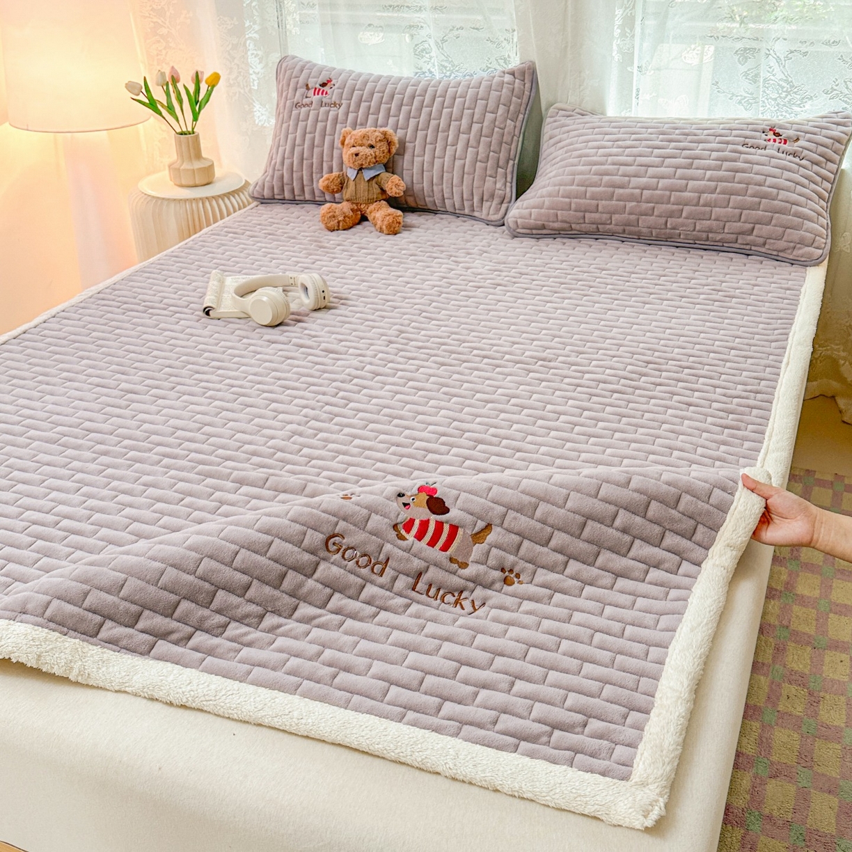 91家纺网 家纺一手货源 找家纺 恋绒家纺 2025新款加厚牛奶绒夹棉床褥床护垫床垫 幸运狗-银灰